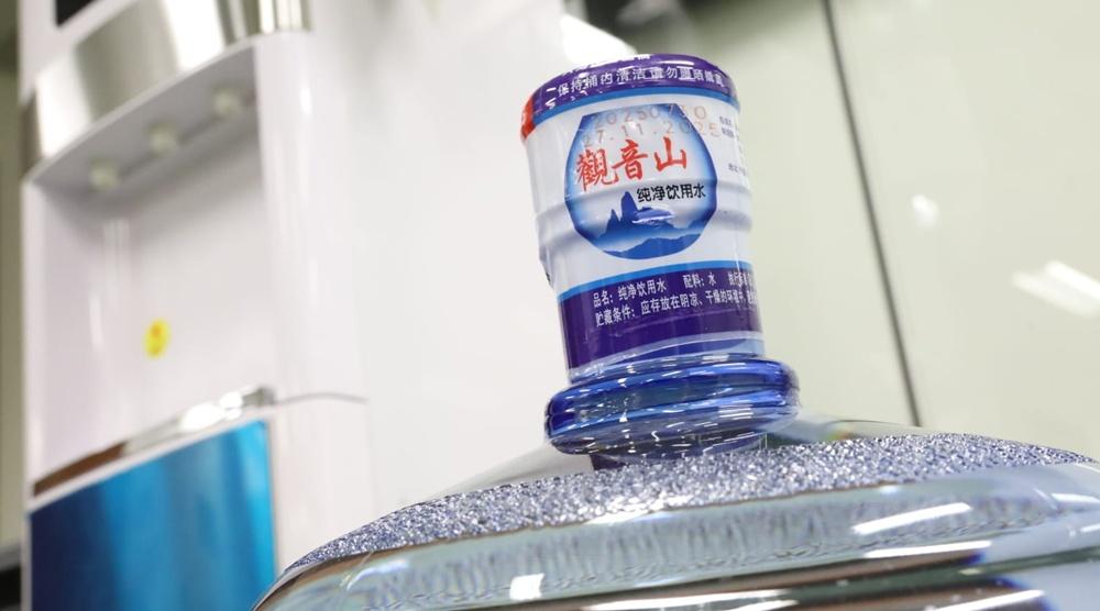 政府冒牌水,61歲男子被暫控欺詐罪今日提堂,57歲女子獲准保釋。(資料圖片)