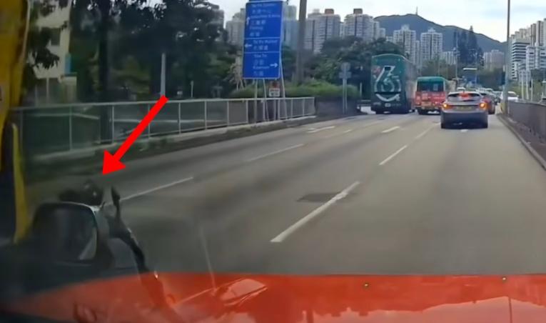 片末可見鐵騎士自行起身。(FB/車cam L(香港群組))