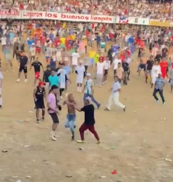 當時的Yovanis看似能自行站立行走,但隨後因大量失血倒地。(X)