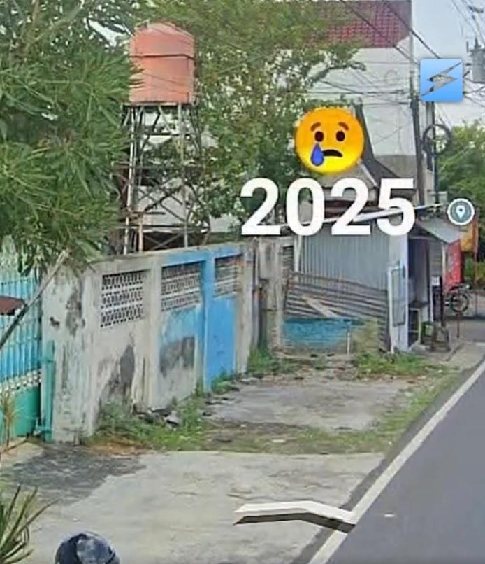 2025年,老夫妻曾經生活的藍色小屋已被拆除,只剩一處空地。(X)