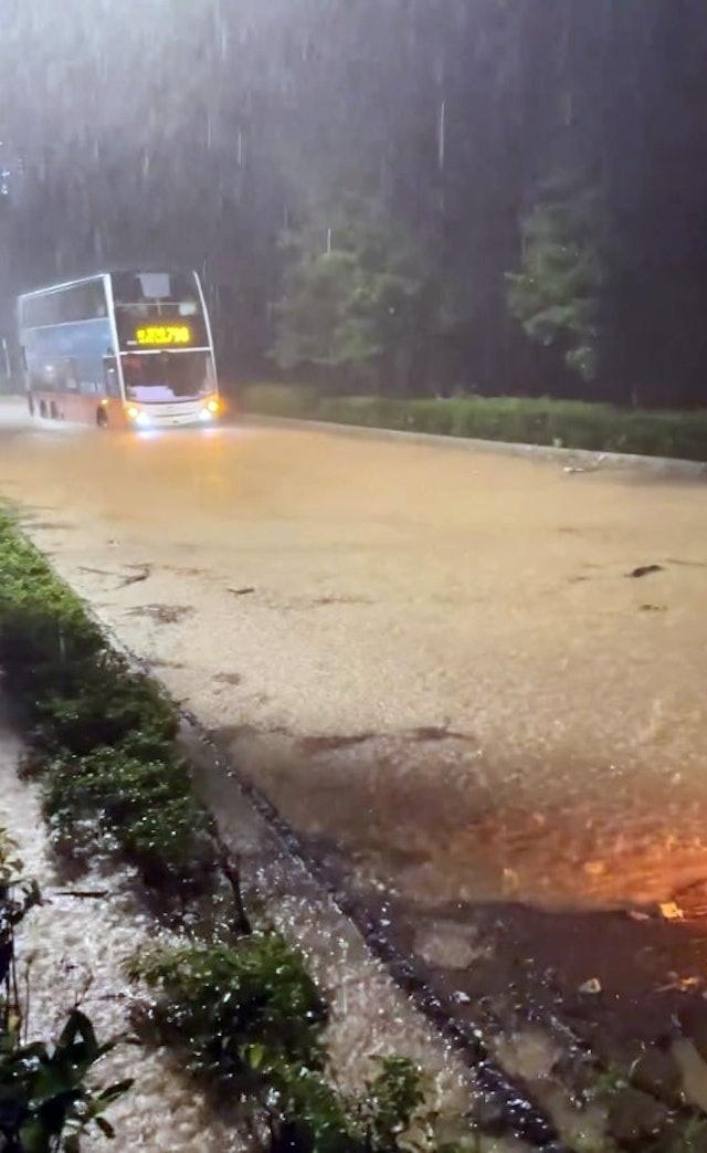 將軍澳寶康路有巴士及小巴死火。(FB/車cam L(香港群組))