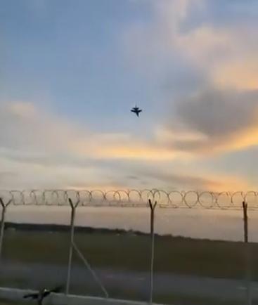 戰機在高速俯衝過程中撞上跑道,瞬間燃燒並發生爆炸。(X)