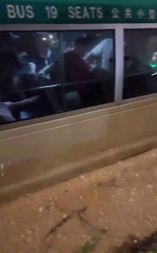 將軍澳寶康路有巴士及小巴死火。(FB/車cam L(香港群組))