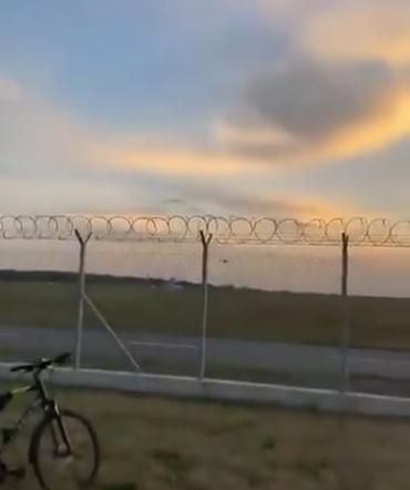 戰機在高速俯衝過程中撞上跑道,瞬間燃燒並發生爆炸。(X)