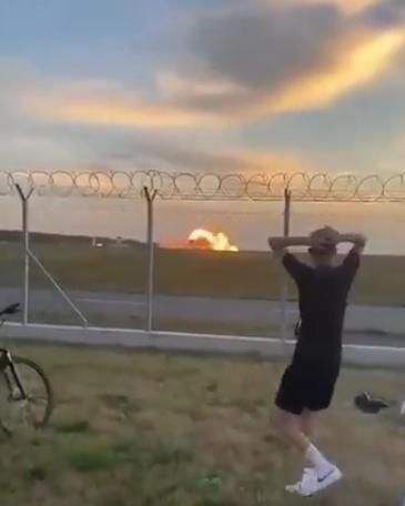 戰機在高速俯衝過程中撞上跑道,瞬間燃燒並發生爆炸。(X)