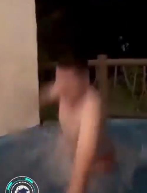 男子墮入水中,立即遭到電擊。(X)