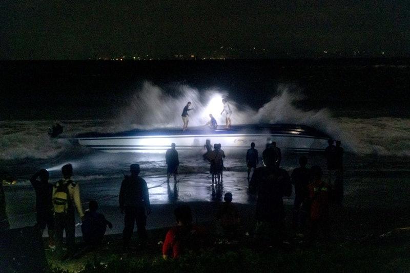 海豚2號快艇事發時載著80人。(新華社)