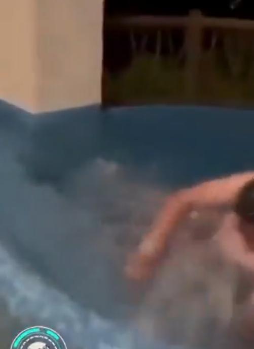 男子當場全身僵硬掉入池中。(X)