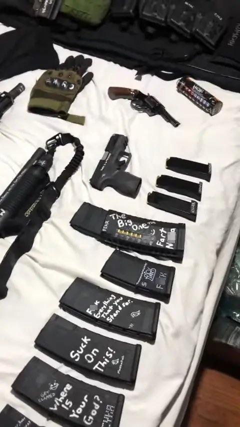 槍手犯案前已預錄2段影片,展示教堂平面圖、槍支、彈匣、遺書等。(X)