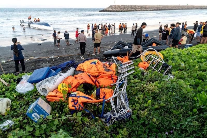 海豚2號快艇事發時載著80人。(新華社)