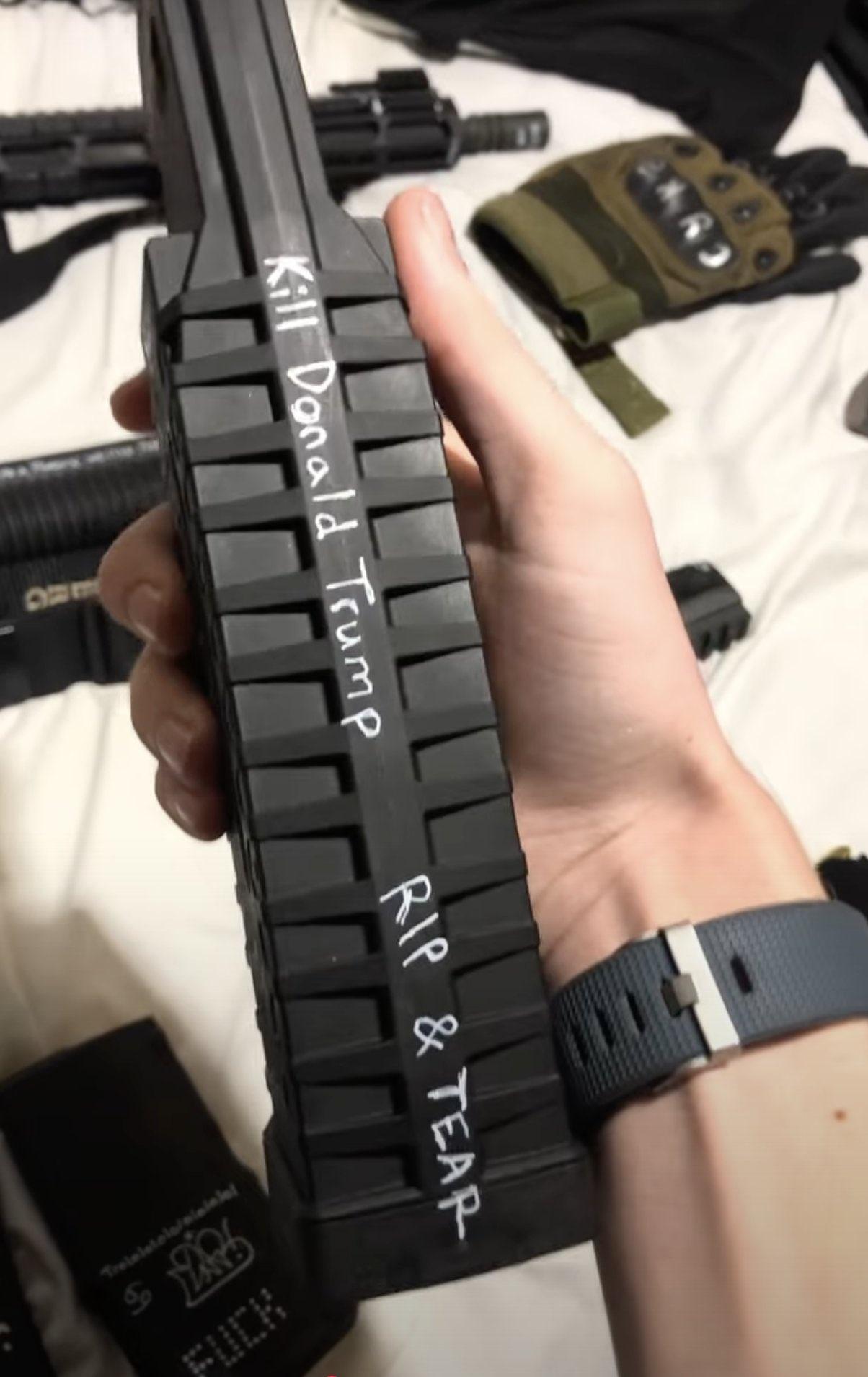 其中一個彈匣寫上「殺死特朗普」、「安息及淚水」。(X)