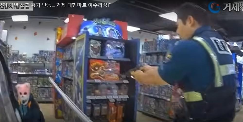 警方接報到場趕到後,隨即將女子制服及逮捕。(YouTube)