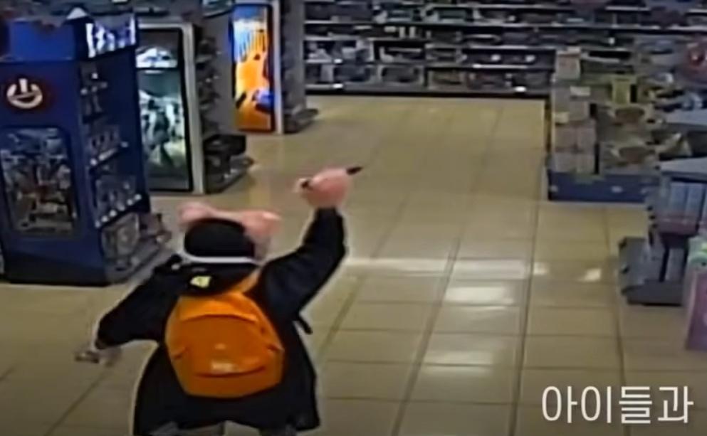 女子看見受驚的兒童和家長時,更高舉兇器追趕對方,畫面相當駭人。(YouTube)