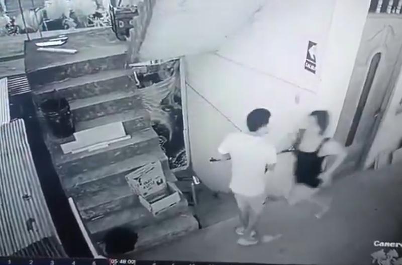 Emely急忙追出要衝上前給他擁抱安撫。(X)