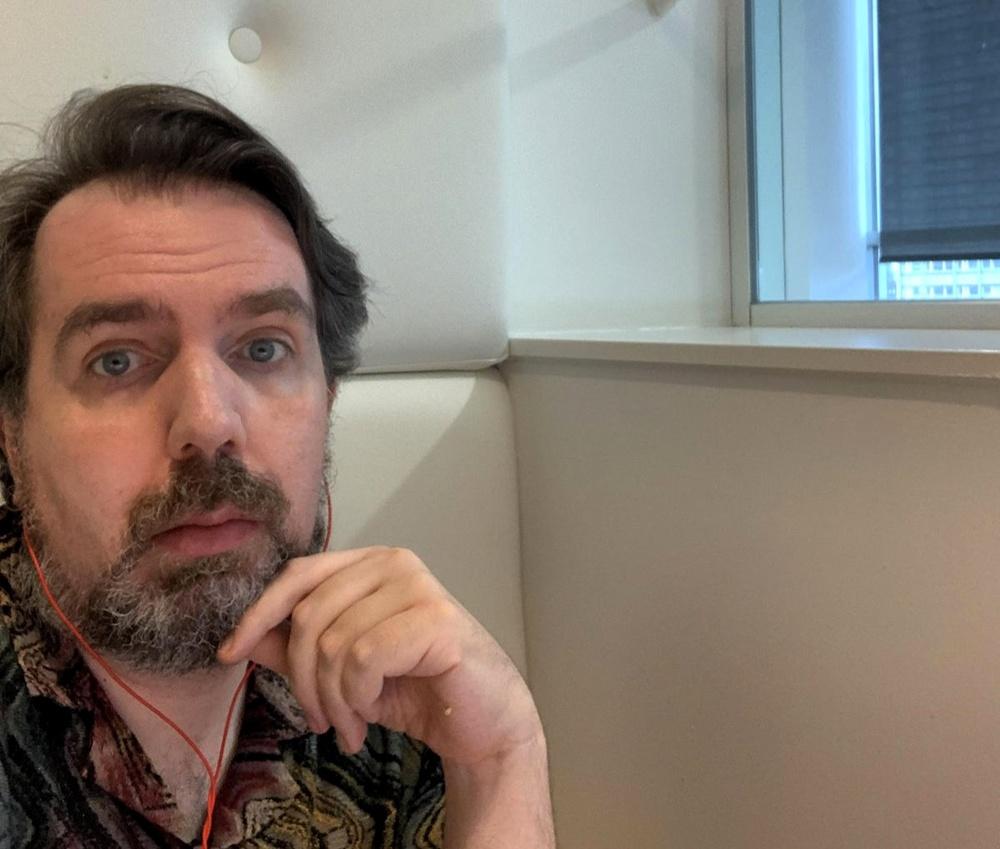 Matt說:「我一直很擔心去公共浴室,因為我擔心別人的反應,但現在我也有點害怕浴室了」。(X)