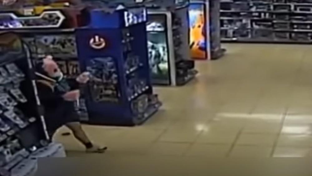 女子雙手各持兩把利刀四處走動。(YouTube)