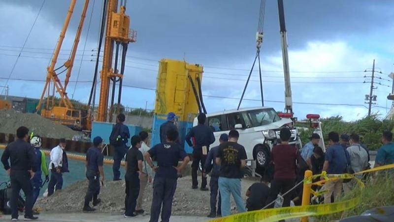 經過約1小時打撈,終於將車輛吊起,發現車內有3名成人男女,並證實死亡。(網上圖片)