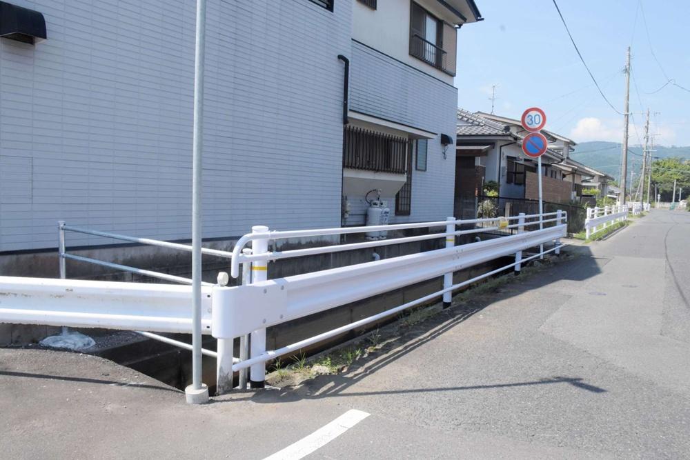 宿市政府指出,涉事水溝平時除雨水外,還有來自溫泉設施及住家溢出的熱水流入,水溫可達攝氐55至60度。(X)