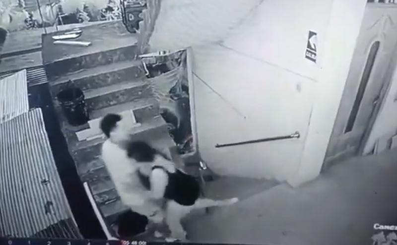 兩人一起倒向2樓走廊邊緣。(X)