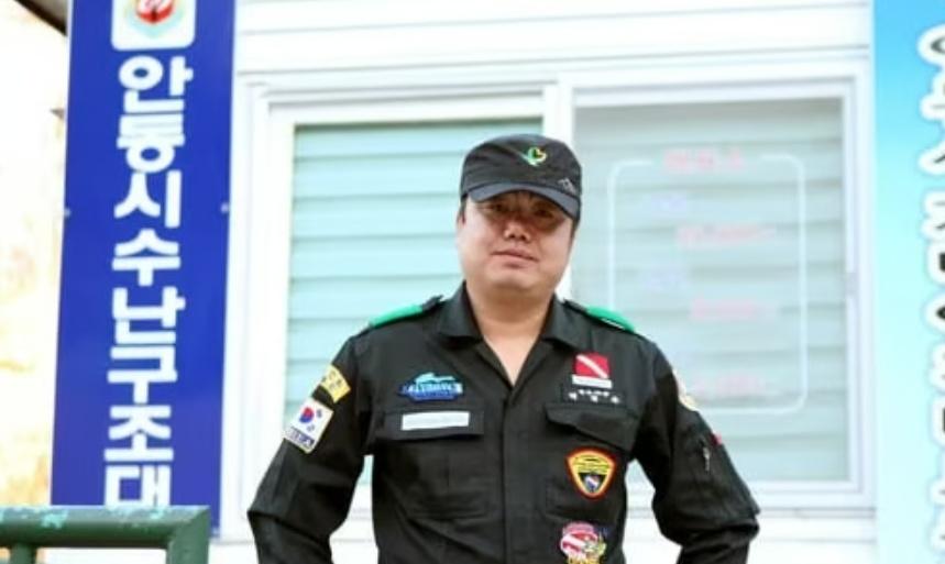 55歲水上救援隊隊長白圭民(音譯)在湖底發現一具屍體。(X)