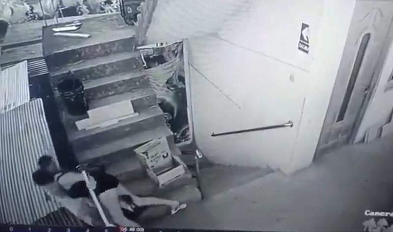 圍欄不完整,Emely卻伸手拉住護欄停下亦不果。(X)