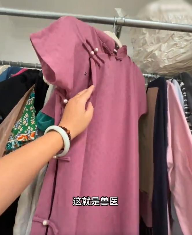 女子從百度得知活人穿的衣服通常是單扣,壽衣才用雙扣。(微博)