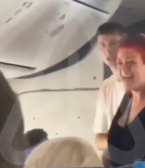 女子在被制止後,仍當眾狂笑,神情毫無悔意。(X)