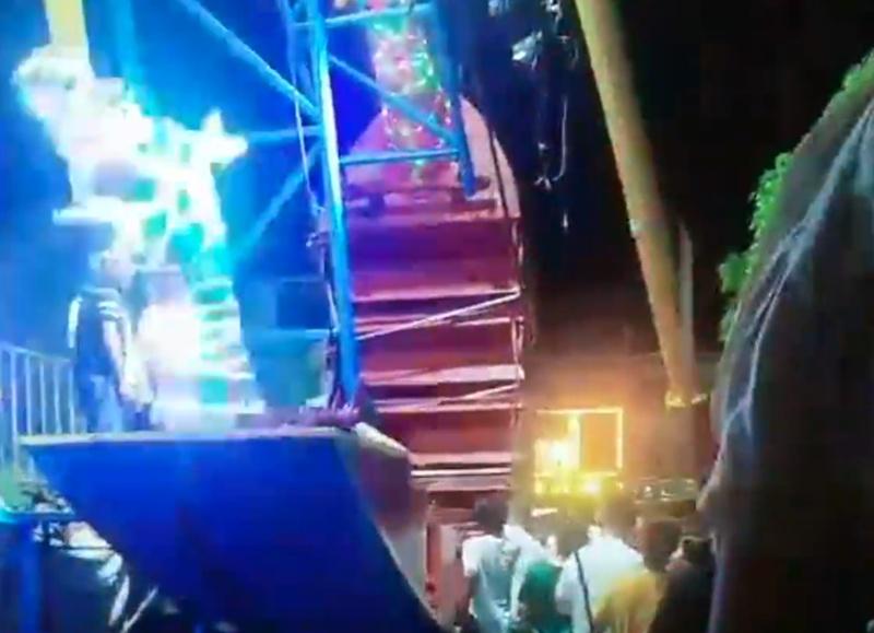 船身一半砸在地板上、另一半則垂直地面,遊客們受驚自救。(微博)