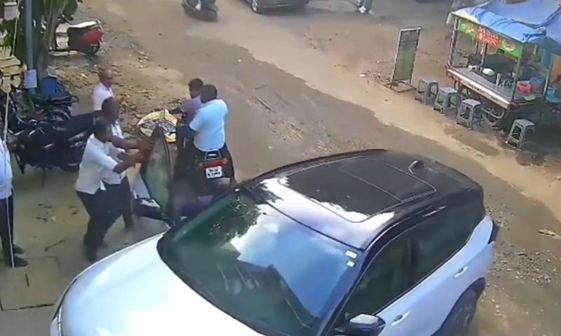 Senthil試圖伸腳去踩煞車掣,但重心不穩摔倒在地。(X)