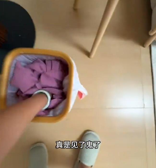 由於衣服是去年購買的,女事主已找不到商家。(微博)