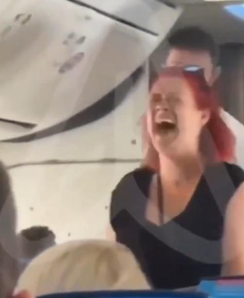 女子在被制止後,仍當眾狂笑,神情毫無悔意。(X)