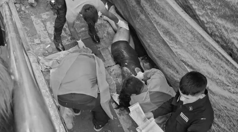 Emely渾身是血,醫護在場為她搶救。(X)