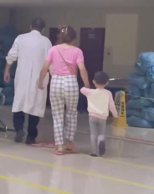 工作人員為她們帶路。(微博)