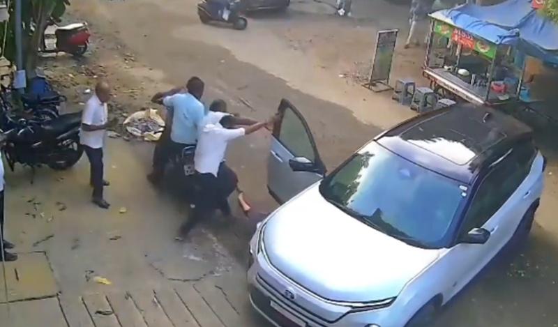 Senthil隨後被車輪碾壓,頭部亦受重創,送院後被宣告不治。(X)