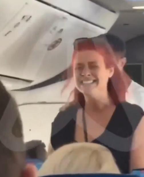 女子在被制止後,仍當眾狂笑,神情毫無悔意。(X)