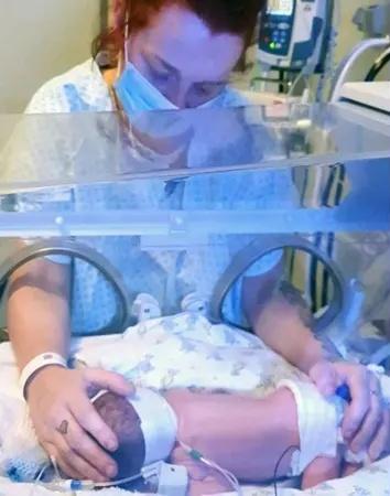 Zoe Ward出身僅3個星期的兒子Bleu,因腦部損傷而夭折。(X)