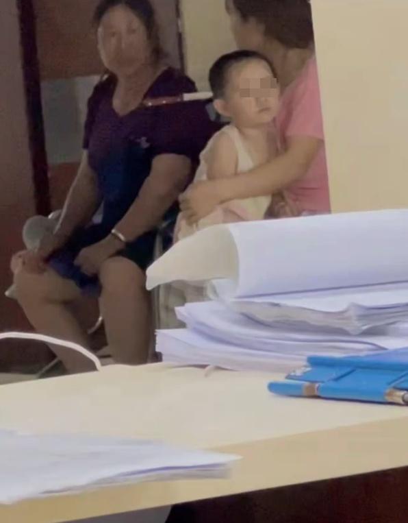 神經外科工作人員在上周六(16日)表示,女童頭上的刀子已取出,目前住院中。(微博)