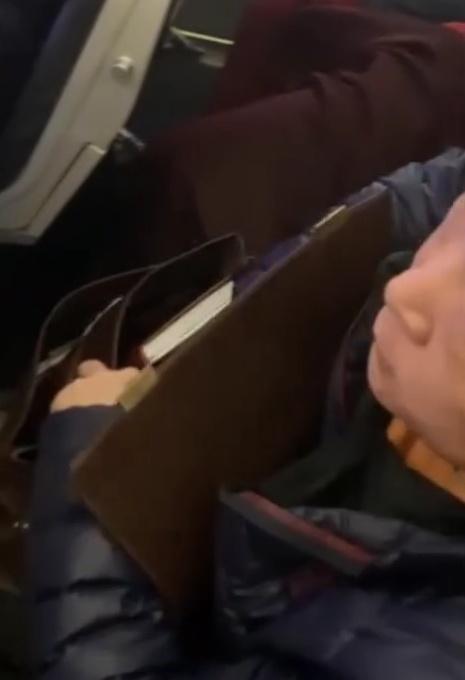 伊朗男子走到對方身邊質問:「這(袋子)是你的嗎?」(IG)