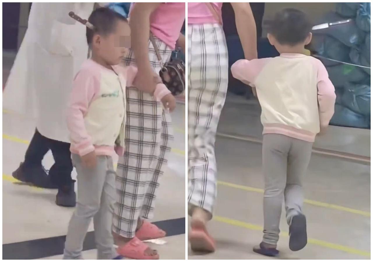 女童表情淡定由母親牽著手入院。(微博)