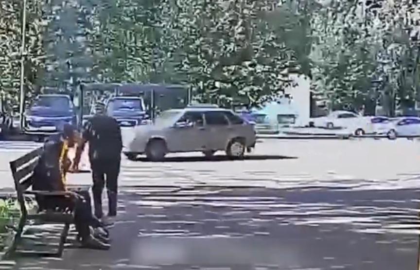 事主他身旁的男子受驚連忙離開。(X)