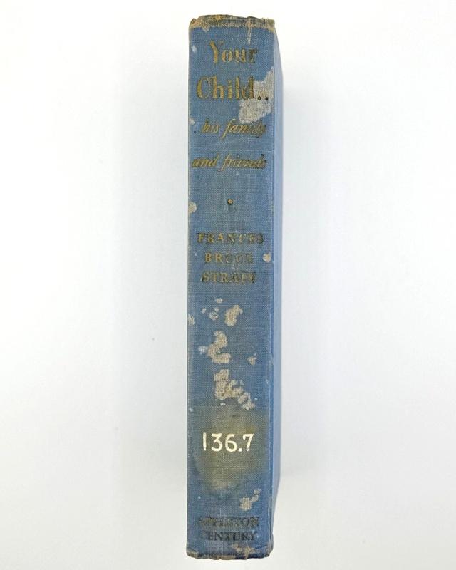 這本名為《你的孩子、他的家庭與朋友》(Your Child, His Family, and Friends)的親子教養指南。(X)