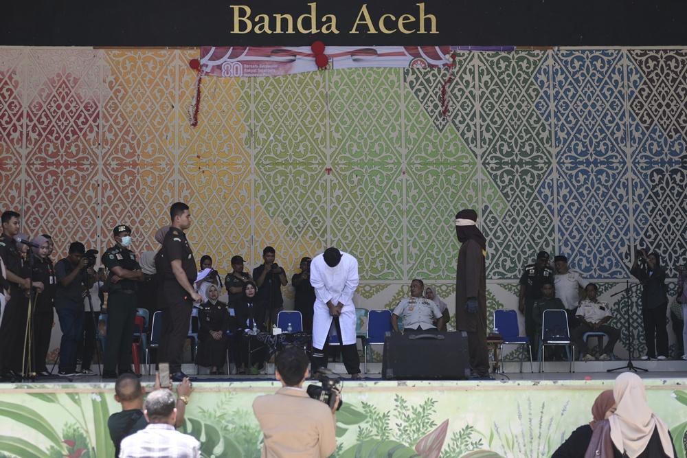 當局公開鞭刑,引來約百人圍觀。(AP)