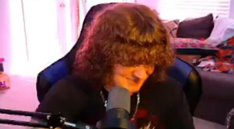 一道閃電從窗外閃過,他昏暗的房間瞬間閃亮。(X)