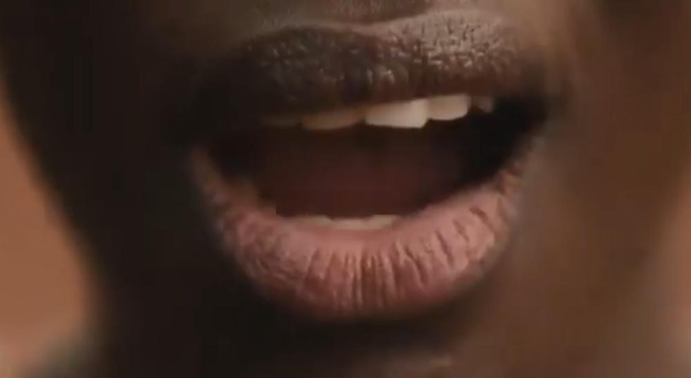 廣告中,2名黑人模特兒的皮膚狀態是「發癢且乾燥,被呈現為有問題」。(X)