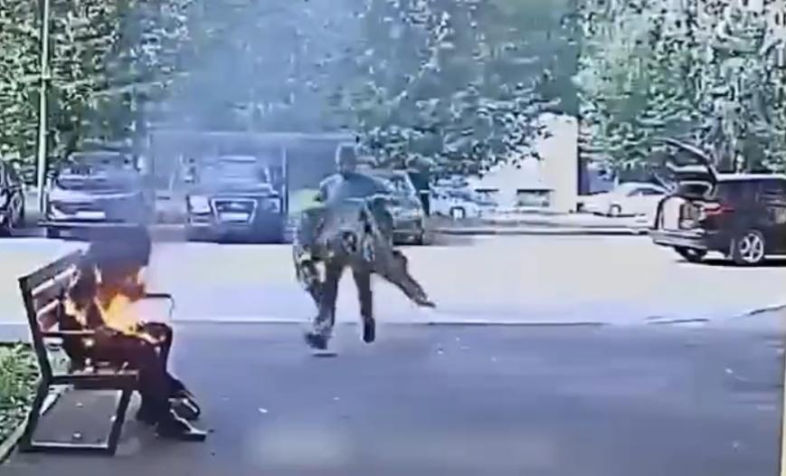 一名男司機恰巧經過,上前用布撲滅他身上的火。(X)