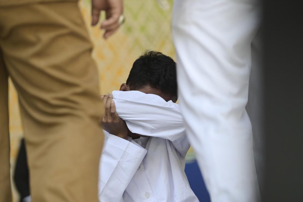 當局公開鞭刑,引來約百人圍觀。(AP)