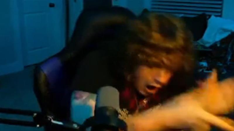 Chrispymate立即驚呼:「老兄,我被閃電擊中了,我要停止直播了!」(X)