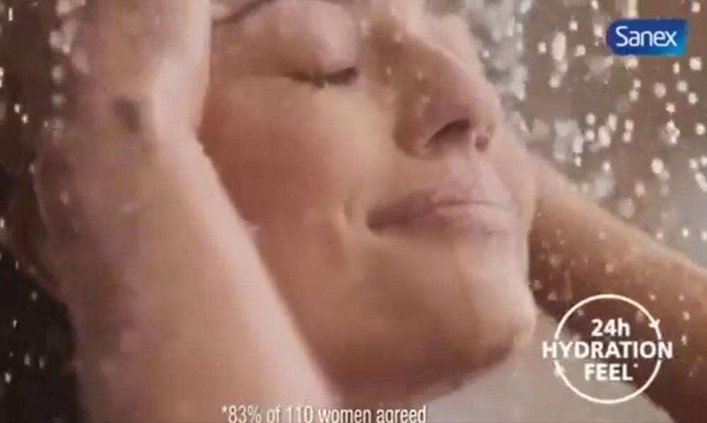 形成對比的,是一名擁有光滑肌膚的白人模特兒。(X)