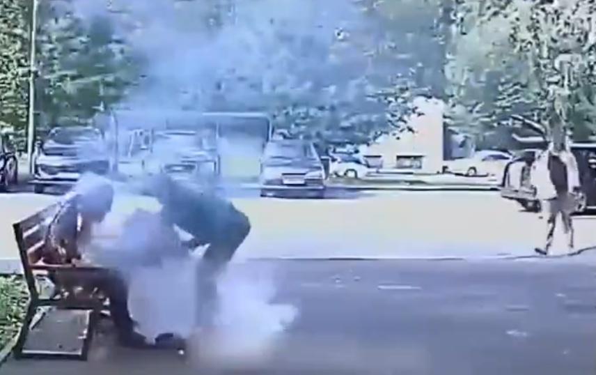 一名男司機恰巧經過,上前用布撲滅他身上的火。(X)