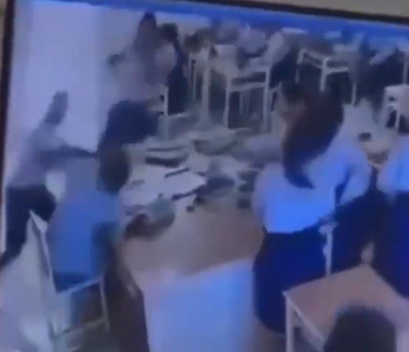 男學生突然揮拳連續襲擊教師。(X)